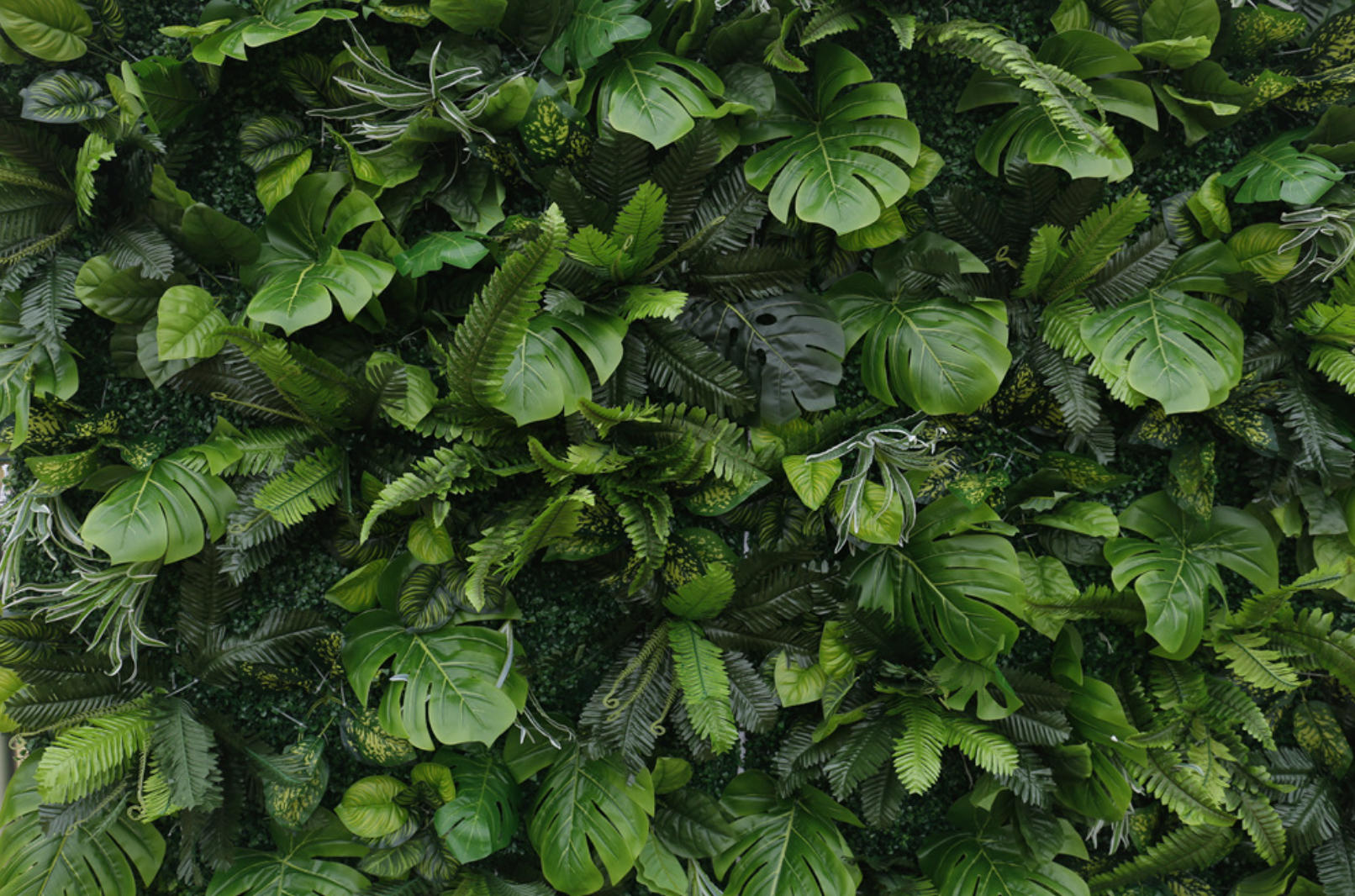 Artificial Jungle Leaf Backdrop – Tropical Greenery Wall for Wedding, Party & Baby Shower Decor